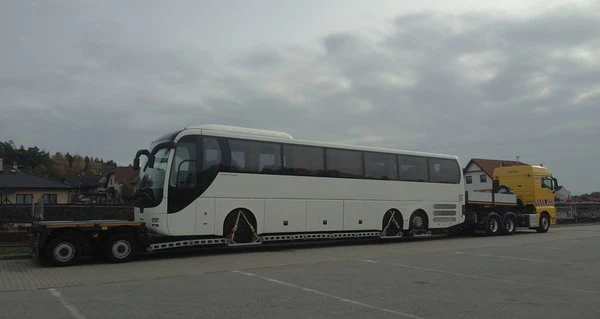 Internationaler transport dreiachsiger busse