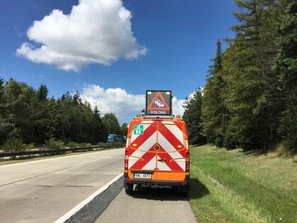 Kolonel upozorňuje řidiče na stojící kolony při jízdě po dálnici D1