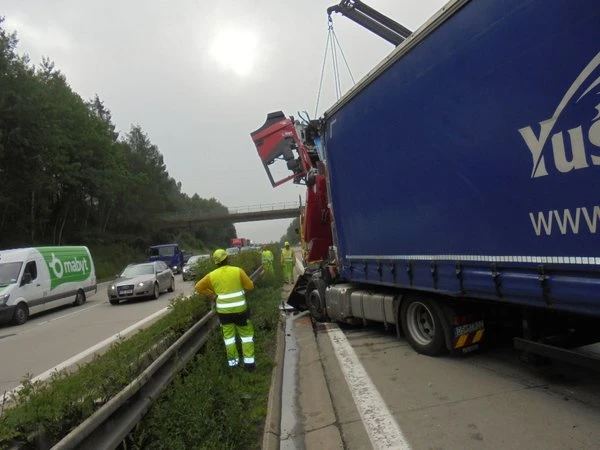 Jak se chovat po nehodě na dálnici
